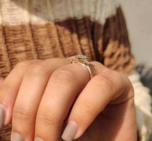 Élégante bague en forme de poire avec grappe de diamants et accents ronds étincelants, un chef-d'œuvre de joaillerie de luxe pour fiançailles, anniversaire ou mariage. - Product Image 5