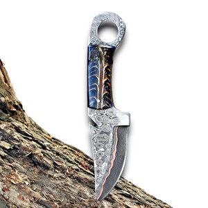 มีดใบตายเหล็กดามัสกัสทองแดงคุณภาพสูง พร้อมรูนิ้วจับ สำหรับล่าสัตว์ ตั้งแคมป์ พกพาประจำวัน ด้ามจับเรซิ่นรูปทรงโคนต้นสน รับผลิตแบบ OEM/ODM ขั้นต่ำในการสั่งซื้อน้อย - Product Image 1