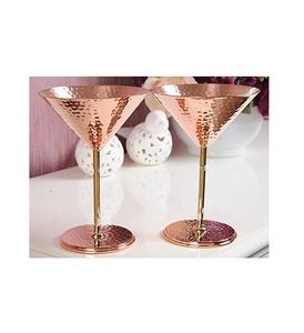 Gobelet à pied en cuivre avec large bol et détails floraux en relief pour cocktails, vins, réceptions, dîners et décoration de table - Product Image 2