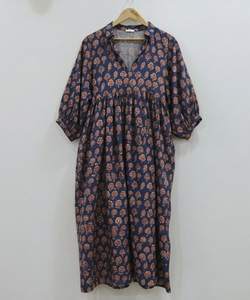 Robe mi-longue traditionnelle indienne pour femme, 100 % coton, faite main, tissée, motif floral dessiné à la main, col en V, manches bouffantes, coupe trapèze, formelle, naturelle - Product Image 1