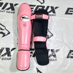 Mejores espinilleras de cuero personalizadas para Muay Thai, Boxeo y Kick Boxing, de alta calidad, con protección para piernas, marco de acero al carbono y cierre de gancho y bucle. - Product Image 1