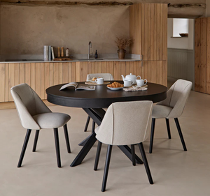 Juego de Mesa de Comedor Redonda Moderna de Madera de Teca Sólida con Acabado Negro y Base Cruzada con Sillas Tapizadas Contemporáneas - Product Image 1