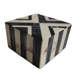 Cette boîte en résine frappante présente un motif géométrique captivant en noir et blanc classiques. Une véritable pièce de décoration, - Product Image 1