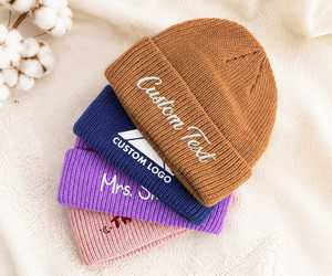 Bonnet en tricot personnalisé brodé unisexe, chaud pour l'hiver, avec revers, personnalisable avec nom et logo, en acrylique doux, pour hommes et femmes - Product Image 1