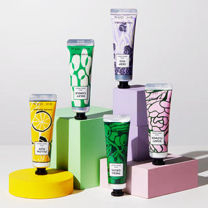 Crème pour les mains florale Nature Republic, formule hydratante riche pour peaux sèches, lot 1+1 - Product Image 1