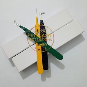 Ensemble de pinces à épiler professionnelles en acier inoxydable pour extensions de cils avec poignée antidérapante pour l'application de cils en volume et en isolation - Product Image 4