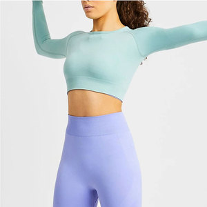 Crop top femme en tissu durable, lavable, couleur unie, style streetwear urbain, chic, minimaliste, tendance, moderne et élégant. - Product Image 5