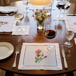 Serviettes de cocktail personnalisées en lin 100% brodé à la main, motif papillons et fleurs, 6*6 pouces, durables, réutilisables, avec ourlet festonné, vente en gros - Product Image 3