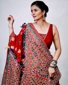 Conjunto de Lehenga Choli de Algodón Rojo con Bordado de Espejo y Dupatta de Encaje para Bodas y Fiestas de Diwali - Prenda Elástica de Estilo Indio-Pakistaní - Product Image 4