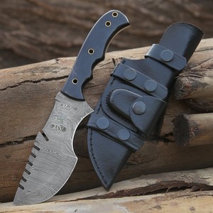 Cuchillo de Caza de Acero de Damasco Forjado a Mano Personalizado, Hoja Fija con Punta de Clip y Borde Recto, Grado Industrial, Mango de Cuerno de Toro - Product Image 1