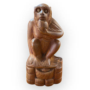 La estatua de mono intrincadamente tallada, hecha de madera de Huong, es para exhibición. - Product Image 1