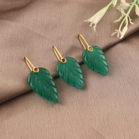Collier pendentif feuille sculptée en jade vert, chaîne plaquée or 18 carats, accent rubis serti clos, style classique, usage quotidien, bijoux unisexe