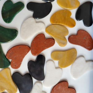 Masseur facial manuel en jade naturel de haute qualité, en forme de cœur, Gua Sha pour l'application de crème raffermissante sur la peau. - Product Image 2