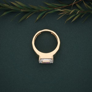 Anillo de Compromiso con Diamante Corte Esmeralda, Oro Sólido de 14K, Clásico para Mujer, Diamante Cultivado en Laboratorio con Certificación IGI - Product Image 2