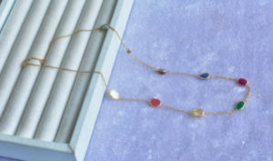 Collar Vedic Harmony Navratna de Oro Amarillo de 18K con Nueve Piedras Preciosas Naturales de Alineación Celestial - Product Image 2