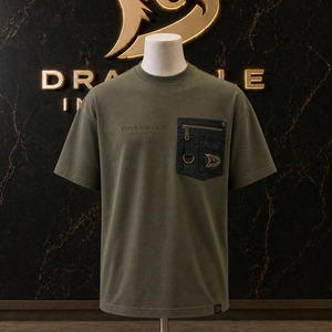 T-shirt utilitaire surdimensionné rétro Y2K pour homme, tee-shirt streetwear épais olive foncé avec poche en nylon - Product Image 1