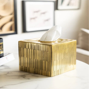 Boîte à mouchoirs luxueuse en or brossé avec un motif vertical rayé gravé. Disponible à prix de gros. - Product Image 1