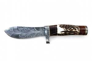 Couteau de chasse artisanal en acier Damas à motif plume, manche en bois de cerf et garde en Damas - Product Image 4