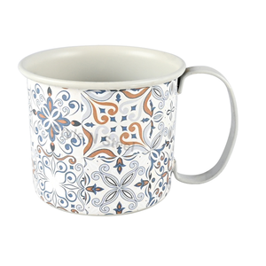 Taza metálica amarilla con diseño de corona navideña y asa para uso festivo - Product Image 2
