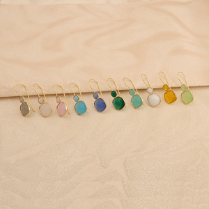 Boucles d'oreilles en calcédoine grise plaquées or, pierres précieuses rondes et en forme de coussin, pierre de naissance de juin, bijoux minimalistes - Product Image 5