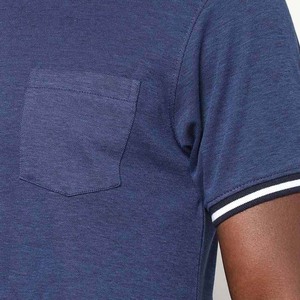 Camiseta de Manga Corta para Hombre, Color Azul Marino, Cuello Redondo, con Bolsillo con Ribete en Contraste, Corte Regular Informal, de Algodón Tejido - Product Image 3