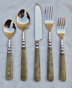 Ensemble de couverts de design haut de gamme en acier inoxydable avec manche en résine, finition dorée, 5 pièces, à un prix très raisonnable - Product Image 4