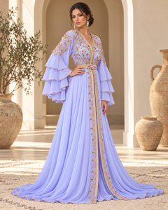 Caftan marocain Mishkat Couture lavande avec broderie de cristaux dorés, manches cloche superposées, ceinture ornée de bijoux, en velours prune, longueur maxi, pour soirée - Product Image 4