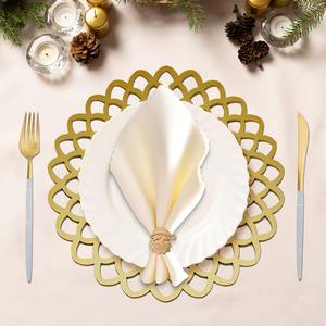 Anneaux de serviette dorés festifs Père Noël, parfaits pour les tables de repas, les célébrations de Noël et la décoration des réceptions de fin d'année, en provenance d'Inde - Product Image 6