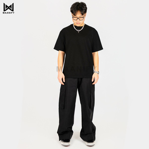 เสื้อยืดโอเวอร์ไซส์สีดำพิมพ์โลโก้ OEM สำหรับผู้ชาย สไตล์สตรีทแวร์ ผ้าคอตตอนหวี ย้อมสีเสื้อผ้า ผลิตโดยผู้ผลิต MAANIFY ขายดีที่สุด - Product Image 2