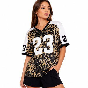 Camiseta de fútbol americano personalizada para mujer con estampado de leopardo, cuello en V, top deportivo de moda, etiqueta privada, suministro de ropa urbana - Product Image 1