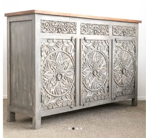 Aparador de Madera Reciclada Estilo Vintage con Tres Puertas con Tallados Florales, Mueble Rústico para TV, Mueble de Almacenamiento Hecho a Mano - Product Image 2