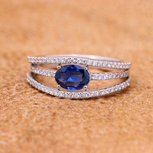 Bague triple rangée en or blanc 18 carats avec saphir bleu naturel ovale et diamants pavés, collection Memoria Jewels, vente en gros - Product Image 1