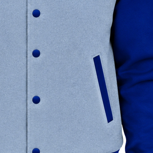 Blouson Bomber Varsity Gris Clair pour Femme avec Manches Bleues, Broderie Lettres Grecques, Détail Rayures Dorées, Boutons Pression, Col et Poignets Côtelés - Product Image 5