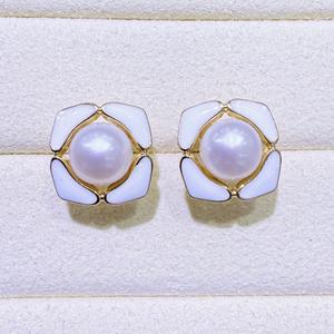 Boucles d'oreilles carrées blanches glacées en perles d'eau douce haut de gamme de Zhuji, polyvalentes pour le quotidien avec un design de niche - Product Image 3