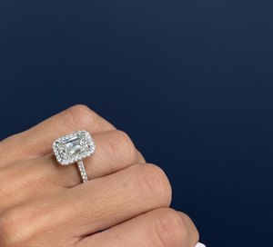 Anillo de Diamantes de 4.50ct, Anillo de Compromiso Cultivado en Laboratorio, Certificado IGI, Corte Esmeralda, VVS2, Oro Blanco F, Personalizado, Venta al Por Mayor - Product Image 3