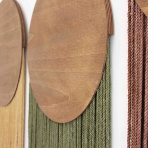 Decoración de pared circular de macramé bohemio con temática natural, 4 piezas, con borlas y parte superior de madera, para la sala de estar. - Product Image 3