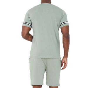 Conjunto de Verano para Hombre en Verde Salvia - Camiseta de Manga Corta con Rayas en Contraste y Pantalones Cortos a Juego - Conjunto Deportivo Informal de Dos Piezas en Mezcla de Algodón - Product Image 6