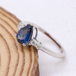 Bague d'épaule en or blanc massif 14 carats avec saphir bleu naturel et diamants, collection Memoria Jewels, vente en gros - Product Image 2