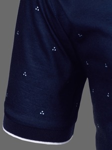 เสื้อโปโลแขนสั้นสีน้ำเงินเข้มสำหรับผู้ชาย ทรงเข้ารูป ผ้าถัก ลายจุด แต่งขอบตัดสี - Product Image 6