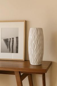 Jarrón de Cerámica Moderno con Acabado Mate Blanco Texturizado, Diseño Duradero para Decoración de Sala de Estar y Hoteles, 24 Pulgadas o Más - Product Image 3