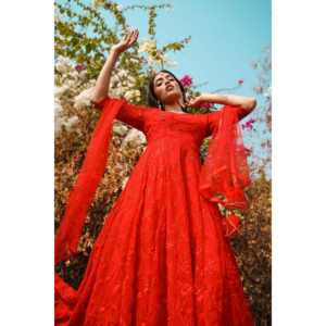 Conjunto Anarkali Rojo Clásico Bordado con Estampado Floral y Silueta en A - Product Image 1