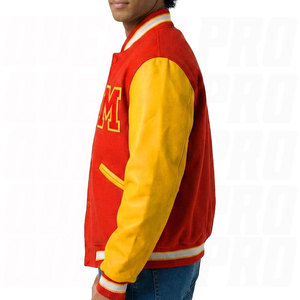 เสื้อแจ็คเก็ตบอมเบอร์แบบ Letterman สีแดงทำจากผ้าขนสัตว์และหนังสีเหลือง คุณภาพพรีเมียม สไตล์นักกีฬา แรงบันดาลใจจากเสื้อเบสบอลวิทยาลัย ให้ความอบอุ่น - Product Image 4