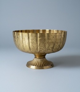 Cuenco Decorativo con Base, Acabado Dorado Envejecido, Borde Festoneado, Moderno y Lujoso, de Latón, Ecológico, Libre de BPA, Tradicional - Product Image 3