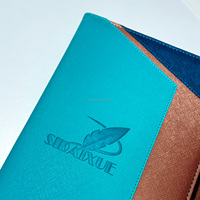 Carnet en PU à grain croisé avec logo en relief, trois couleurs, fermeture magnétique, couverture rigide, marque-page en ruban, idéal pour les professionnels