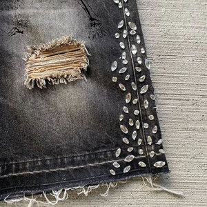 Pantalones cortos de mezclilla de cintura alta para hombre con estampado de puntos de diamantes de imitación, diseño de calavera rasgada, estilo gótico, cierre de botones, tela de algodón tejida - Product Image 4