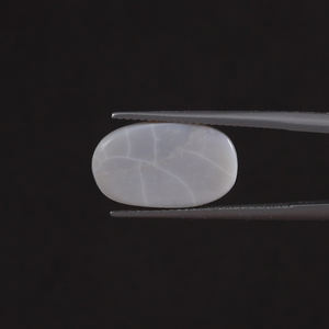 โอปอลสีขาวธรรมชาติคุณภาพดี รับรองโดย IGI พลอยเม็ดเดี่ยว 3.95 กะรัต รูปไข่ 14x9.5 มม. ตัดด้วยมือ ขัดเงา ผ่านการเคลือบด้วยแว็กซ์/น้ำมัน - Product Image 3