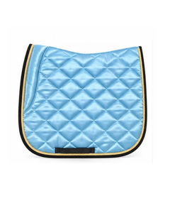 Tapis de selle de dressage professionnel en satin bleu clair matelassé losanges avec passepoil en corde dorée - Product Image 1