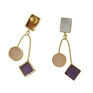 Pendientes colgantes de diseño geométrico asimétrico con tres piedras, chapados en oro, con amatista semipreciosa, cuarzo rosa y madreperla. - Product Image 2