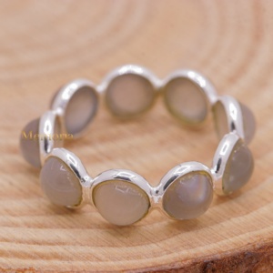 Venta al por mayor de anillos de eternidad con bisel de cabujón de piedra lunar gris natural redonda de plata de ley 925, Joyas Memoria - Product Image 1