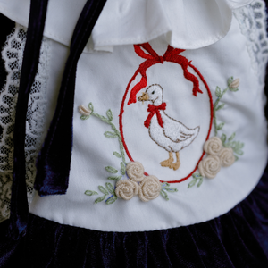 Couleur personnalisée Vente en gros Velours Ensemble Onesies Bonnet fait à la main Nouveau-né Ensemble Barboteuse Body Broderie à la main Vêtements pour bébé-Mia Combinaison - Product Image 2